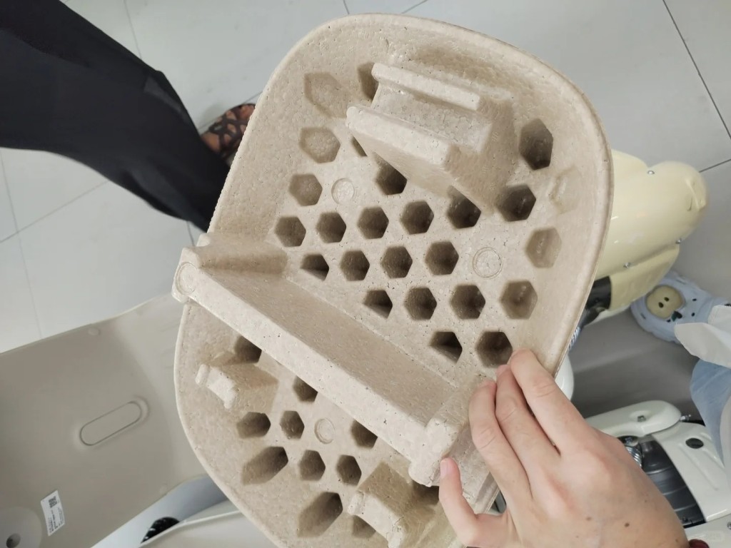 新國標電動車為達防火要求，座位被指容易脫落。小紅書