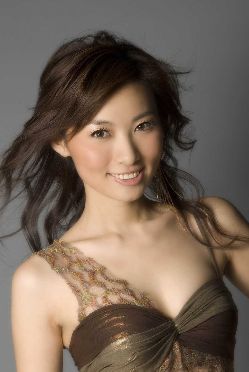 陈爽曾参加《2007年度国际中华小姐竞选》。