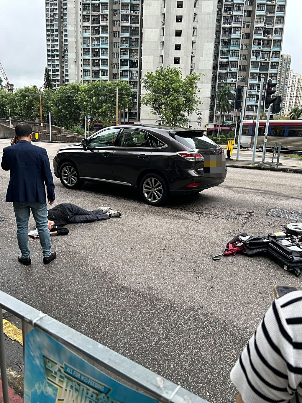 輪椅伯捱撞倒地受傷。網圖 輪椅伯捱撞倒地受傷。網圖