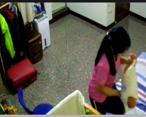 一名保姆被指用力搖晃其剛出生4天的男嬰，更以頭下腳上的姿勢倒抓男嬰。網圖