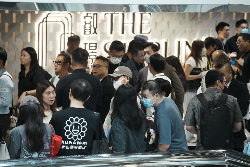 华润置地旗下西南九龙全新焦点盘「叡璟I」掀起抢购热潮,首轮销售报捷,发展商旋即落实于周六(29日)展开次轮发售,尽推最新价单133伙及加推单位作招标。 华润置地旗下西南九龙全新焦点盘「叡璟I」掀起抢购热潮,首轮销售报捷,发展商旋即落实于周六(29日)展开次轮发售,尽推最新价单133伙及加推单位作招标。