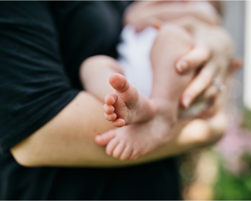 大連母親服用中藥,並以母乳喂養嬰兒,成功令嬰兒的核酸檢測轉為陰性。示意圖
