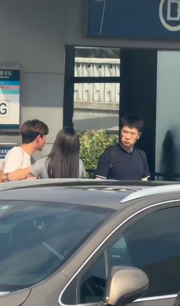 北京男子被女友當街連摑八巴無還手獲讚。