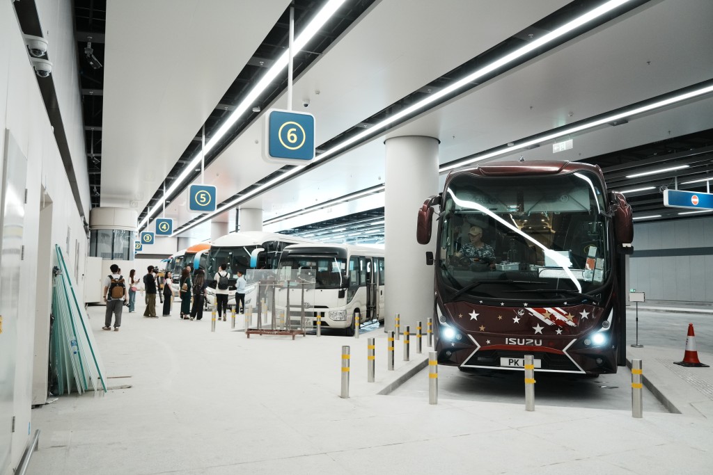 鄧炳強表示,經測試小汽車通關最快可在1分鐘左右完成,相信新設計足以應對高峰期車流。 鄧炳強表示,經測試小汽車通關最快可在1分鐘左右完成,相信新設計足以應對高峰期車流。