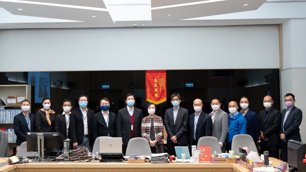陳肇始視察指定檢疫酒店計劃指揮中心。政府新聞處圖片