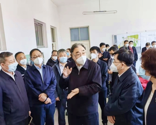 國家衛健委主任馬曉偉（中）等官員前往黑龍江省調查研究。網圖