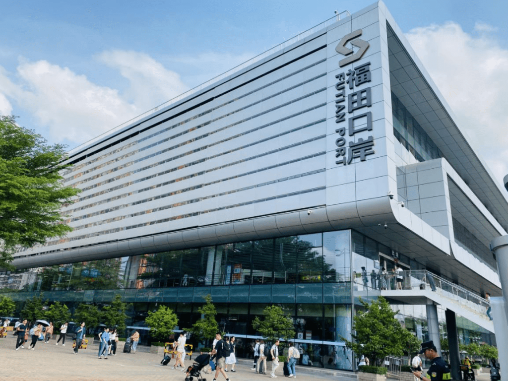 從福田口岸周邊住所前往中環,連同前往口岸、過關及香港境內車程,整體行程估計約90分鐘。 從福田口岸周邊住所前往中環,連同前往口岸、過關及香港境內車程,整體行程估計約90分鐘。