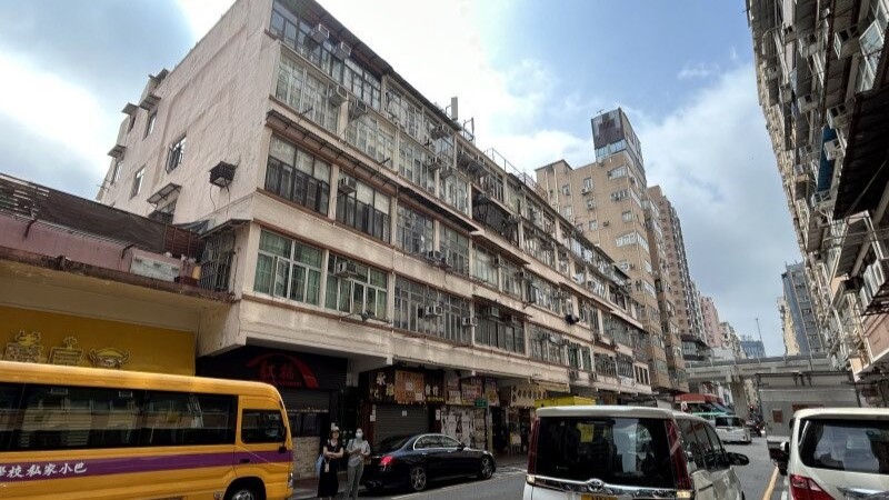 市建局会向项目内受影响的合资格住宅物业自住业主，提出以实用面积每平方呎15,377元收购其物业。市建局网页