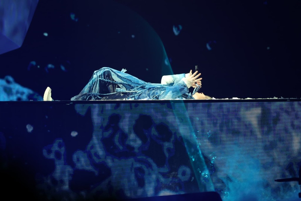 Jer換上藍色戰衣，瞓舞台唱歌，極高難度。