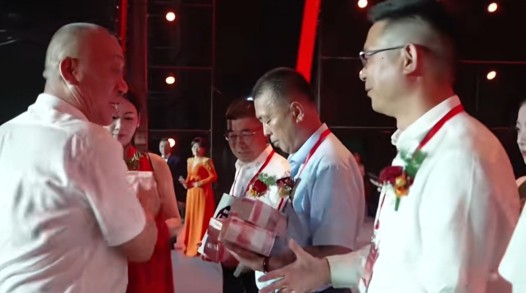 “全网最爱发钱老板”中秋派钱。
