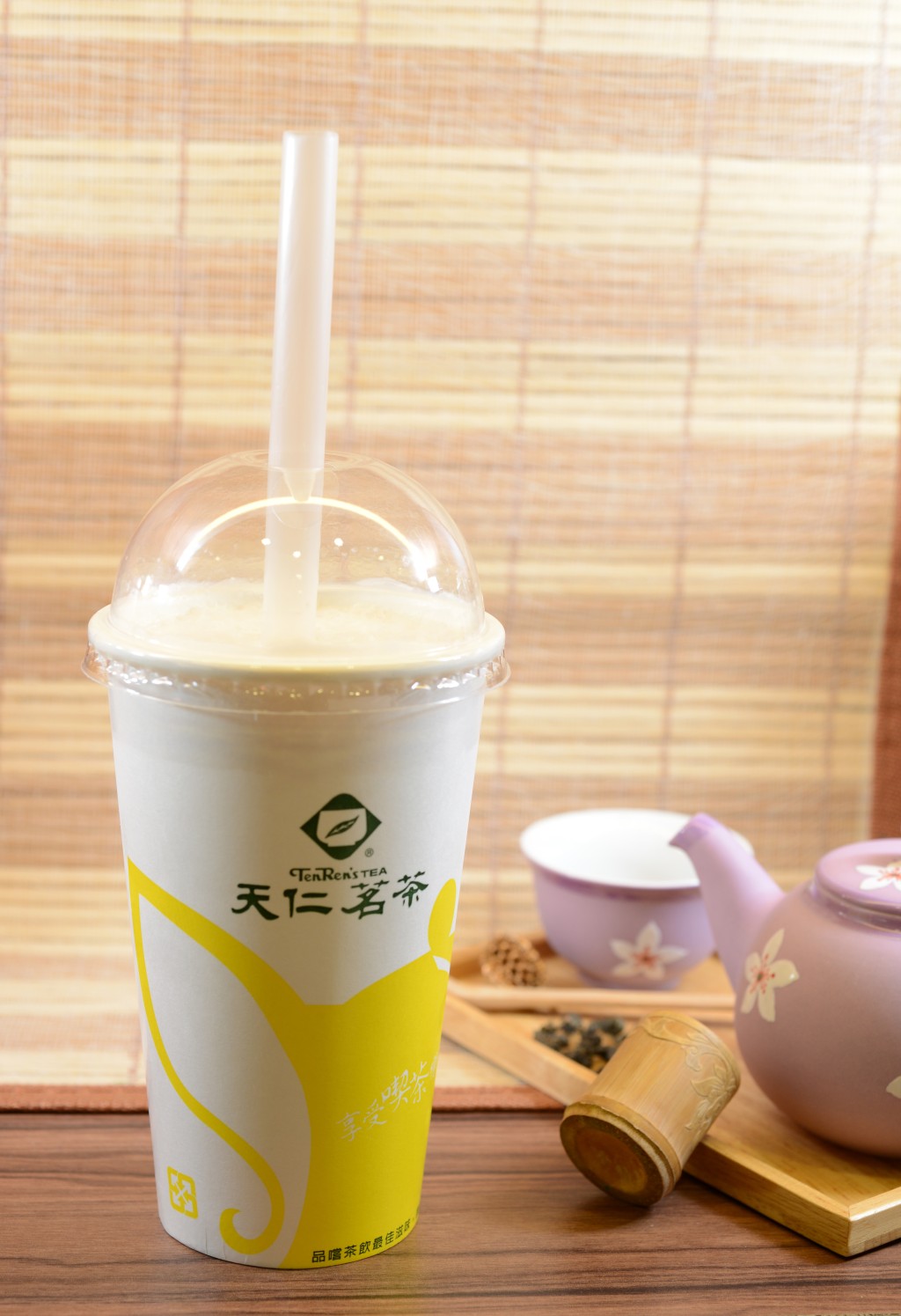 茶飲店方面，春水堂、迷客夏和天仁茗茶是港人首選。