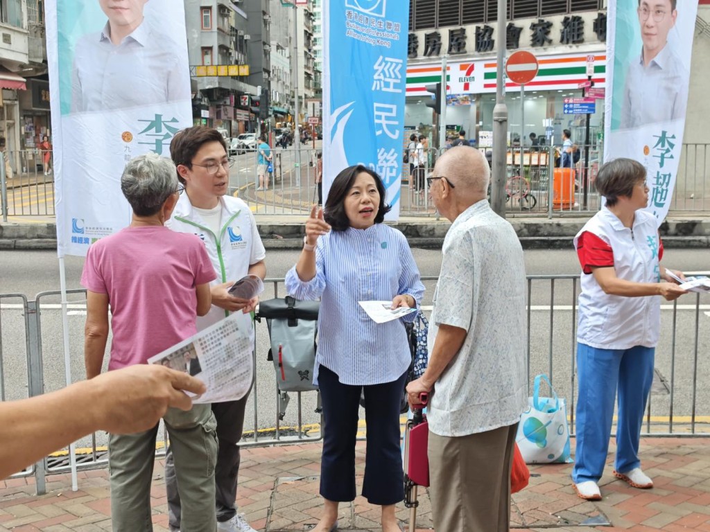 麦美娟指摆街站时间地点不同，能遇到的市民也有不同。麦美娟fb