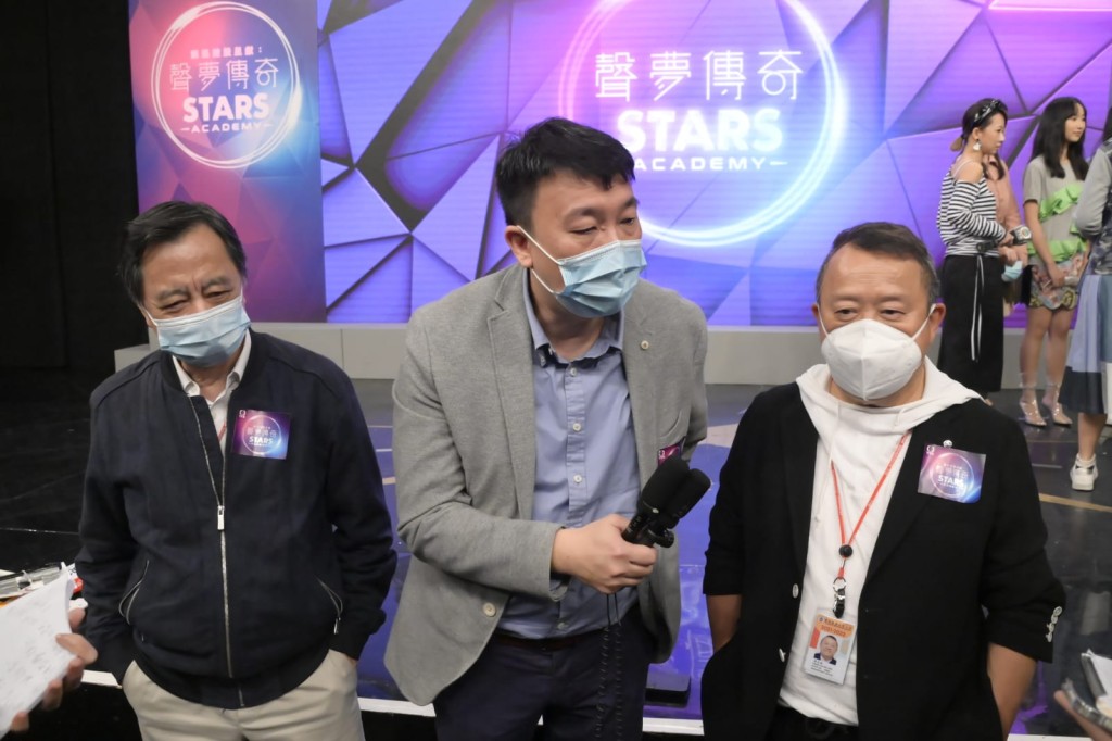 志偉與監製及何麗全一起受訪。