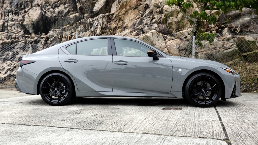 凌志LEXUS IS300h F Sport特別版香港試駕，車身尺碼為4,710X 1,840 X 1,435mm。