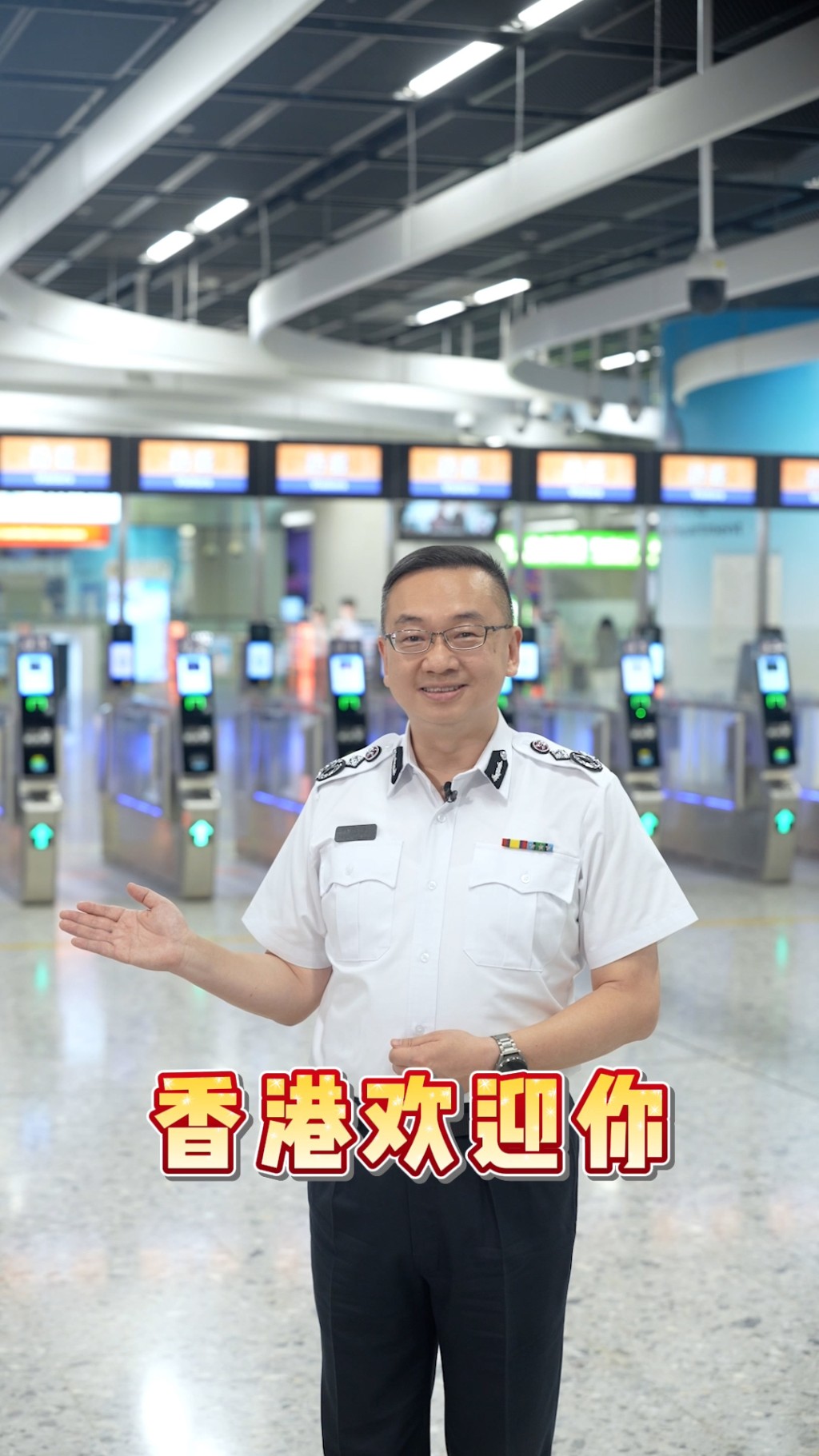郭俊峯向旅客表示歡迎。