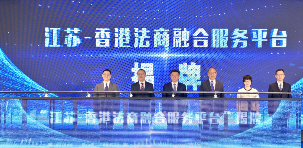 林定國（左2）與南京巿巿長李忠軍（左3 ）及其他嘉賓在儀式上合照。政府新聞處圖片