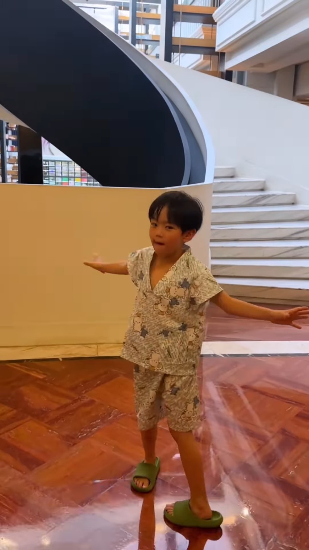 趙浚承囝囝去到滿泉極度活躍。 趙浚承囝囝去到滿泉極度活躍。