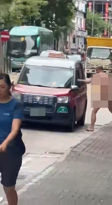 男子向車身揮拳並狂拍車窗。網上片段截圖 男子向車身揮拳並狂拍車窗。網上片段截圖