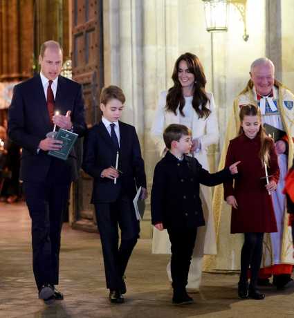 威廉伉儷與兒女包括喬治王子(左二)，上月中旬到倫敦西敏寺教堂出席聖誕活動。路透社