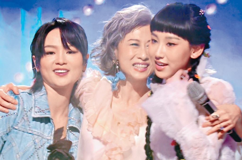 ■左起:周筆暢、葉蒨文及炎明熹首度合唱。 ■左起:周筆暢、葉蒨文及炎明熹首度合唱。