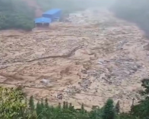 雲南金水河鎮突發山泥傾瀉，村莊被淹沒多人受困。（網圖）