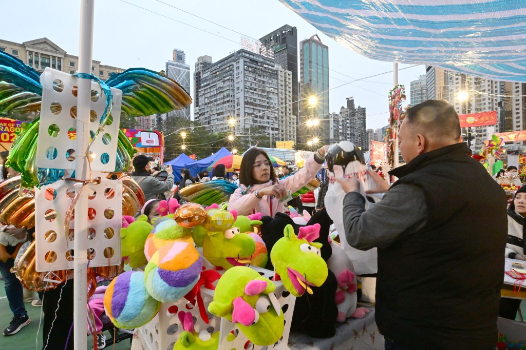 为方便市民掌握人流情况，食环处将在各场地设置红、黄、绿灯显示实时人流情况 。资料图片