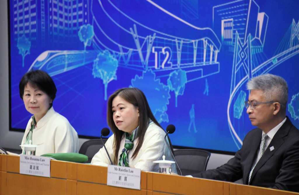 左起:文化體育及旅遊局常任秘書長沈鳳君、文化體育及旅遊局局長羅淑佩、文化體育及旅遊局副局長劉震。 左起:文化體育及旅遊局常任秘書長沈鳳君、文化體育及旅遊局局長羅淑佩、文化體育及旅遊局副局長劉震。
