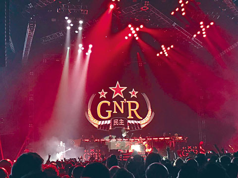 唱到《Chinese Democracy》时，大荧幕出现「民主」字眼。