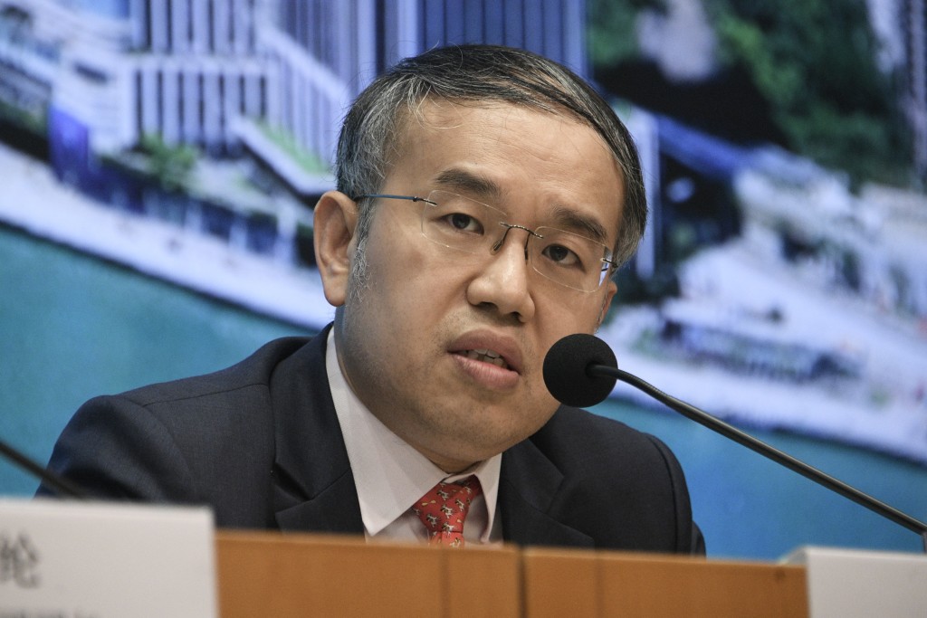 財經事務及庫務局長許正宇表示政府會加強對外傭群體、青年和低收入人士的宣傳教育。 財經事務及庫務局長許正宇表示政府會加強對外傭群體、青年和低收入人士的宣傳教育。