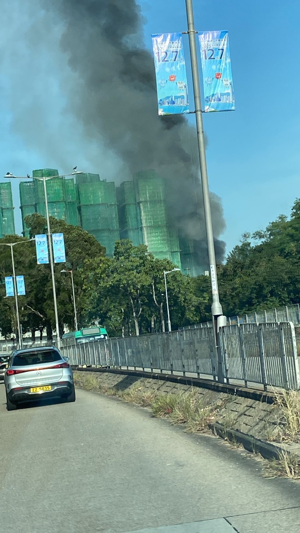 大埔宏福苑有外牆棚架起火，火勢相當猛烈。網上圖片