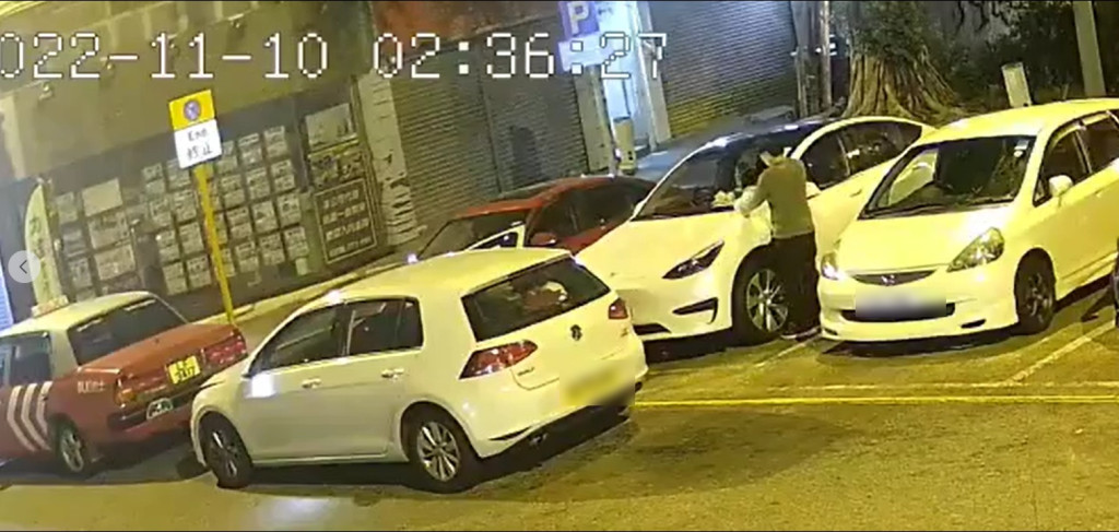 CCTV直擊本月10日凌晨2時35分有車主在牛頭角定安街攝「牛肉乾」落其他私家車。(影片截圖)