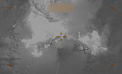 停泊在地面上的伊朗軍機遭美軍炸毀。（X@U.S. Central Command）