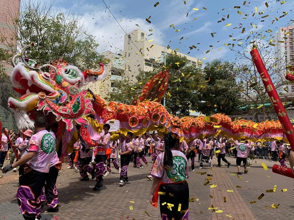 巡游队伍的阵容非常庞大，包括了技艺精湛的龙狮队、各具特色的花炮会，以及身穿传统服饰的巡游人士。  （图片来源：香港旅游发展局）