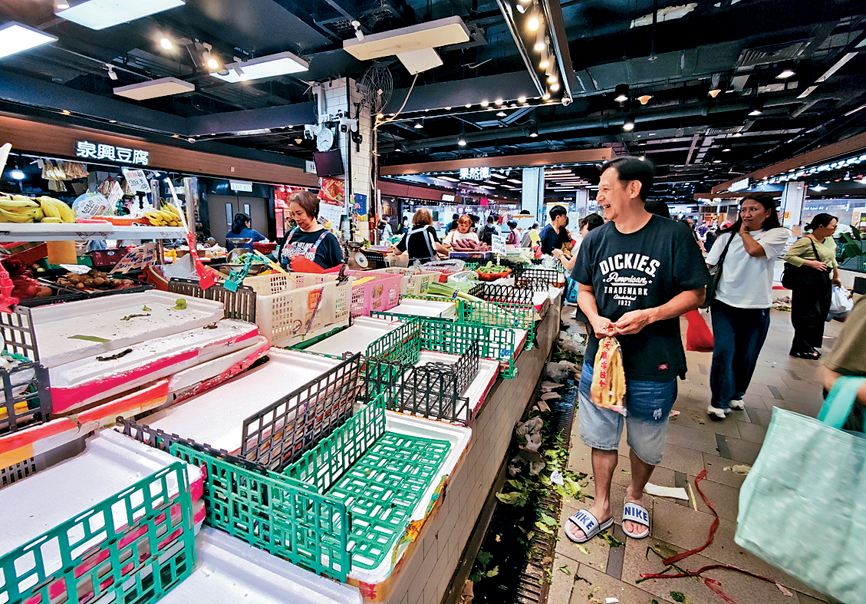 街市菜檔貨架空空如也。