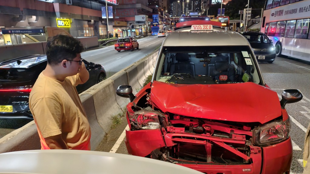 的士車頭損毀嚴重。 的士車頭損毀嚴重。