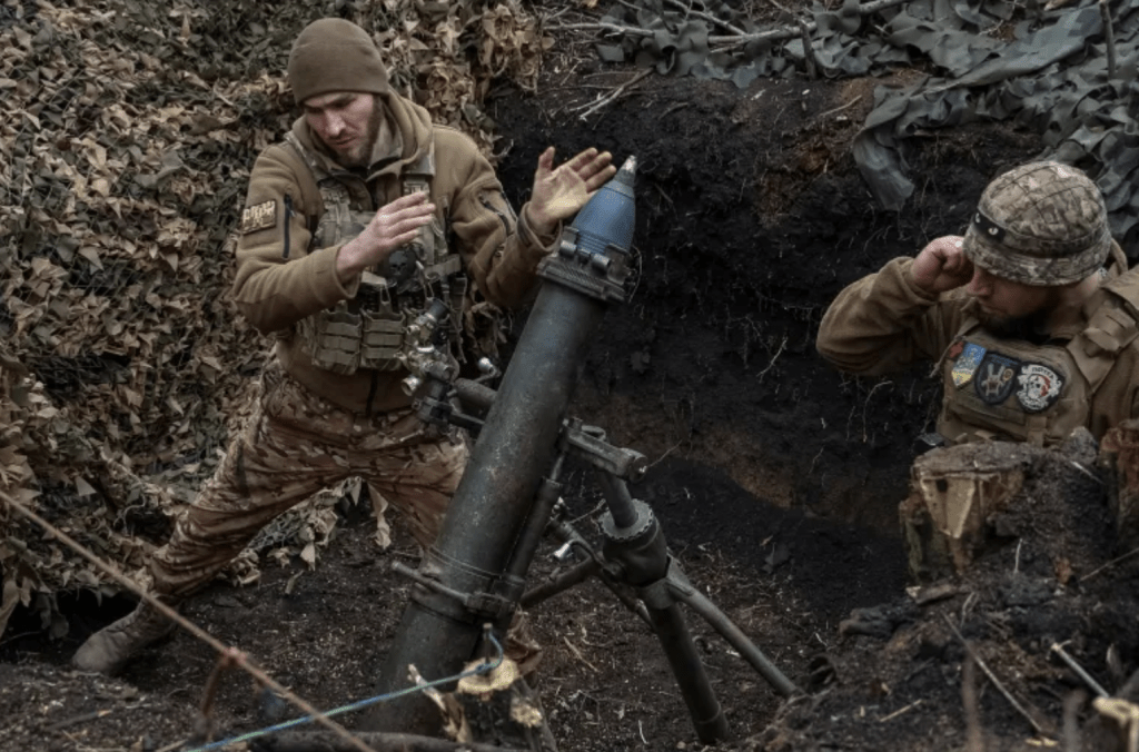 烏克蘭軍人在前線向俄羅斯軍隊發射迫擊炮。路透社