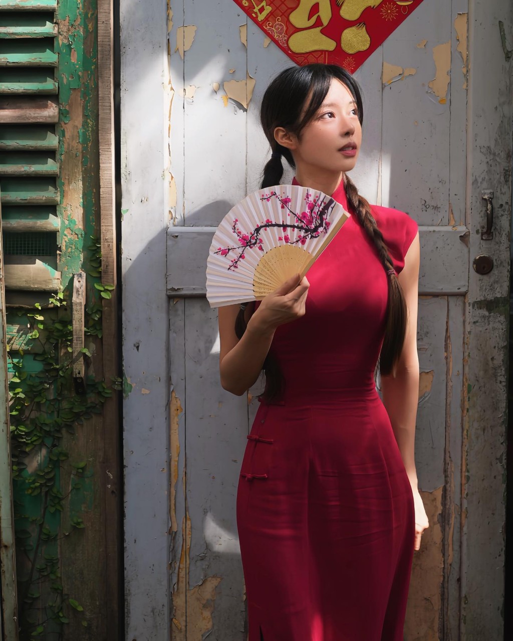 李雲迪徒弟、馬來西亞鋼琴女神李元玲昨日在IG貼出多張身穿大紅色旗袍的照片。