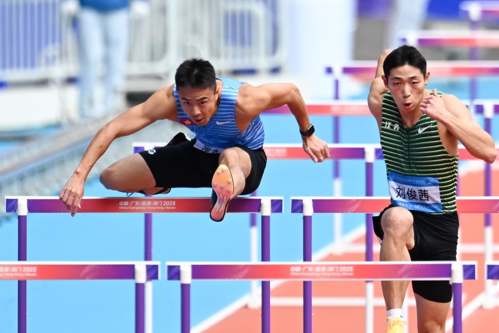 張宏峰在上午的預賽中表現出色，跑出13.69秒的佳績，不僅突破個人最佳紀錄，更打破了他於2017年刷新的香港記錄13.97秒。中新社