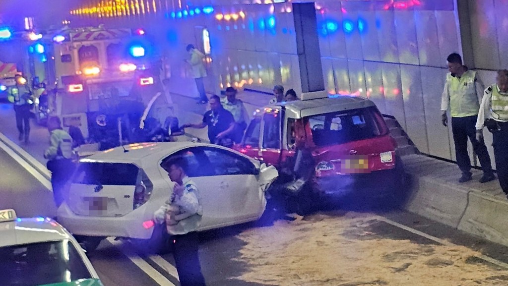 屯赤隧道私家車的士互撼 油污漏滿地 兩司機受傷