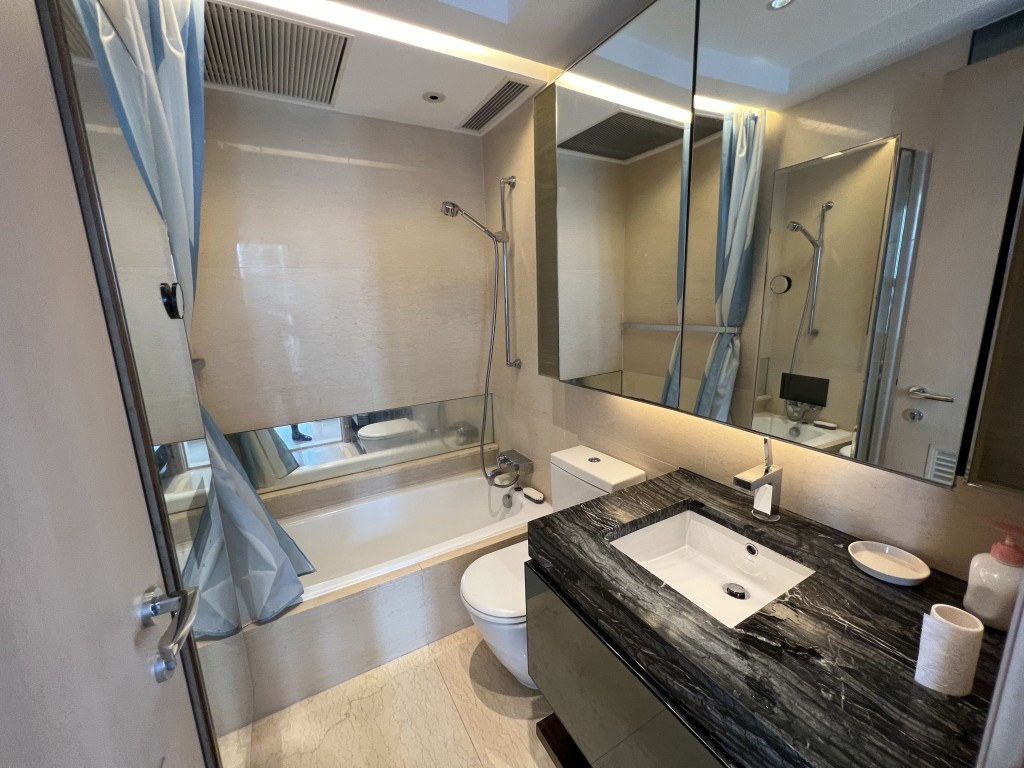 浴室以淺色調為主，配備一系列沐浴設備。