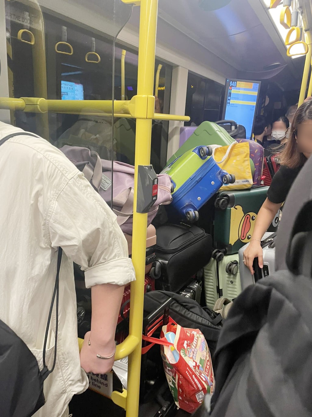 最近不時有巴士被拍攝到輪椅區被內地客堆滿行李喼。