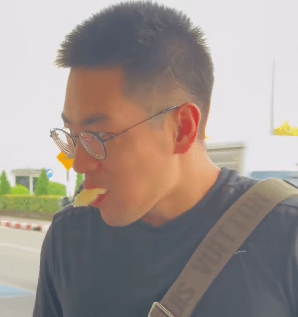 男子帶榴槤上飛機被拒,即場狂隊榴槤,食到懷疑人生。 男子帶榴槤上飛機被拒,即場狂隊榴槤,食到懷疑人生。