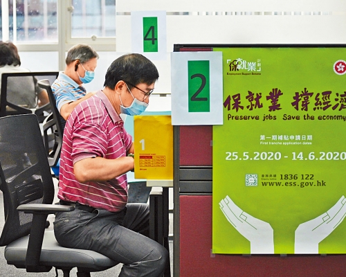 政府推出兩期保就業計畫,向僱主提供支援,保住被裁的員工。