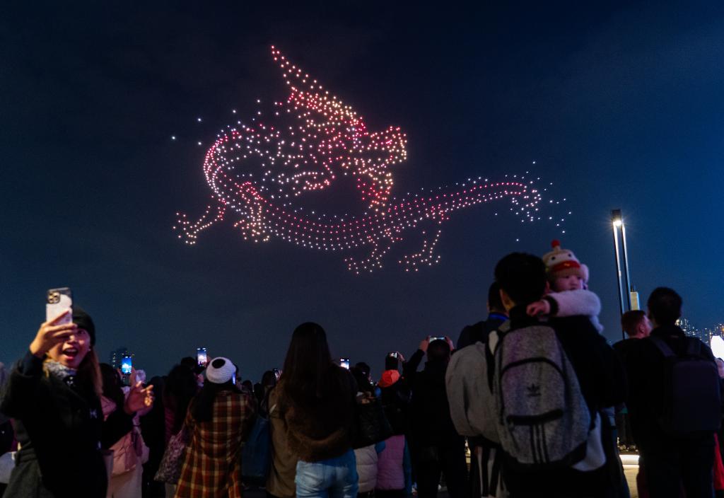 香港近年也開始利用無人機作編程及匯演，包括「繽紛香港」大型燈光秀及「提子海陸空大匯演」。