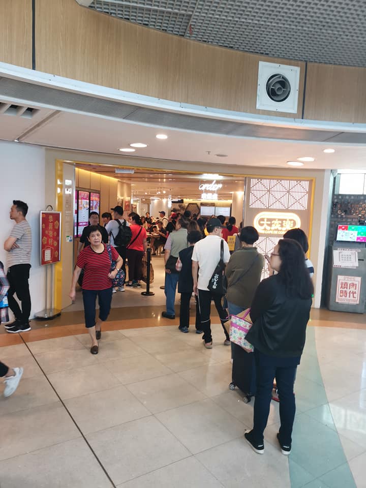 東涌多間食肆爆滿大批旅客排隊點餐。東涌居民關注組
