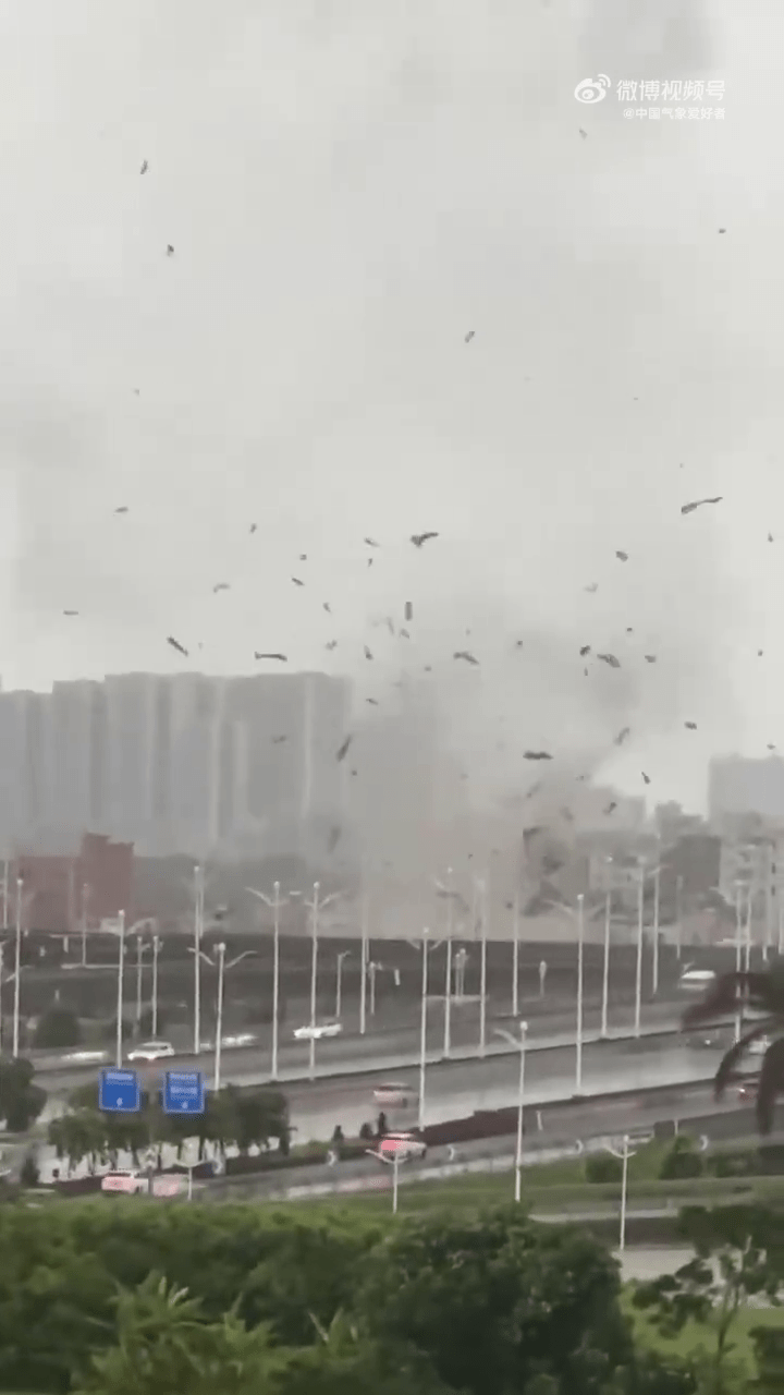 湛江多地驚現龍捲風，不少東西被捲起在空中飛舞。