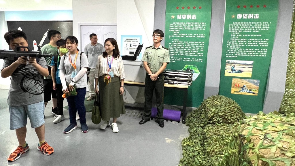 郭玲麗率本地青少年到廣西梧州交流。