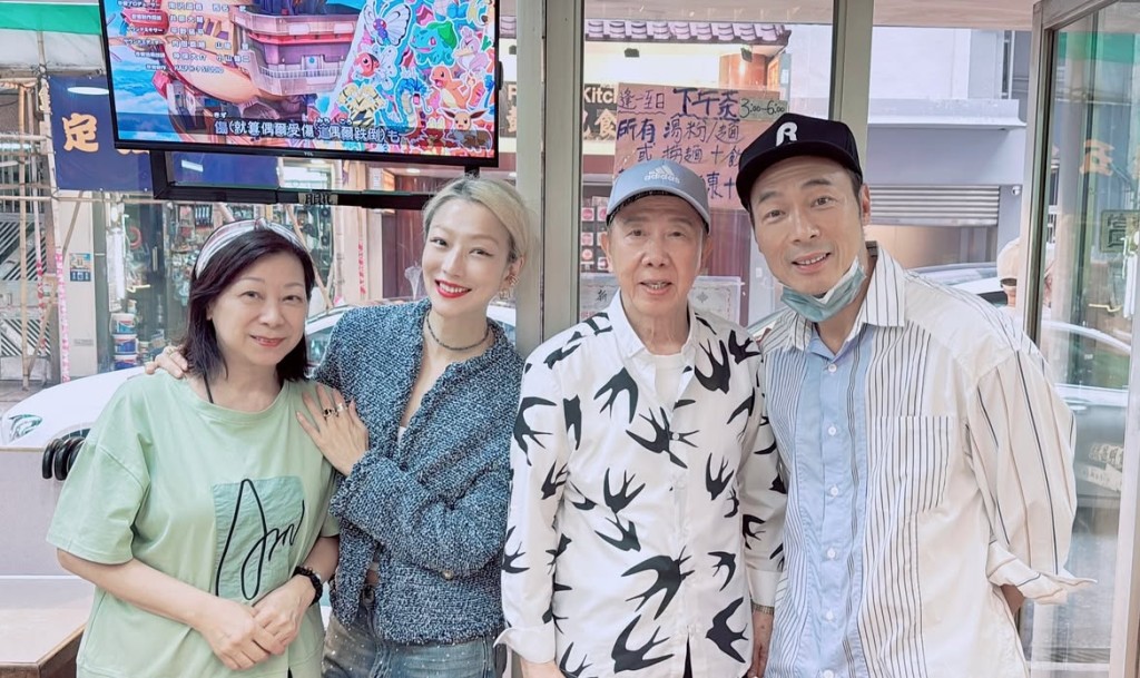 照片中見到（右起）許志安、尹光、鄭秀文及光的太太李麗儀一同合照。