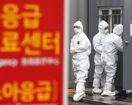 大邱市疫情嚴重，醫護人員穿上全副醫護裝備。AP