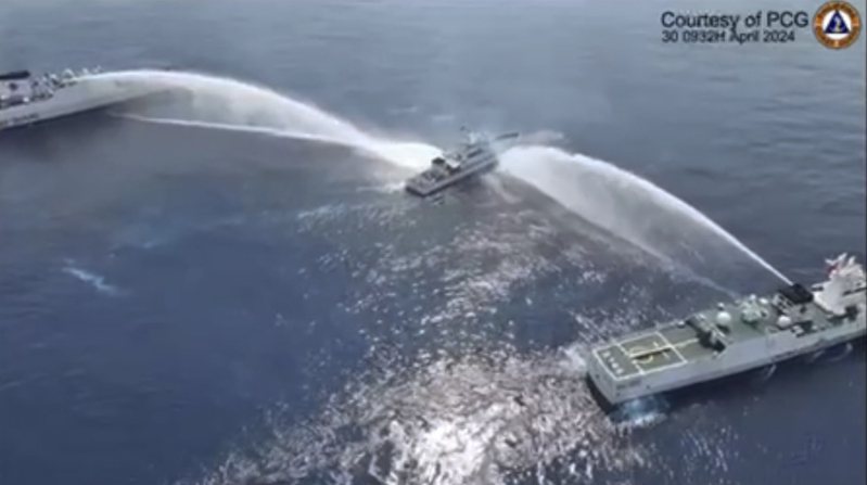 上月30日中國警船在南海黃岩島海域對菲律賓船隻噴射水砲。美聯社